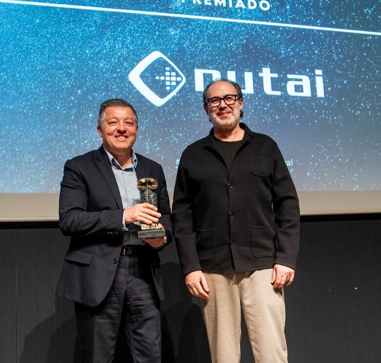 Nutai galardonada en los Premios a la Excelencia Profesional por su Innovación y Transformación Digital 2 Enrique Vacas, CEO de Nutai, recogiendo el Premio a la Innovación y Transformación Digital en Valencia